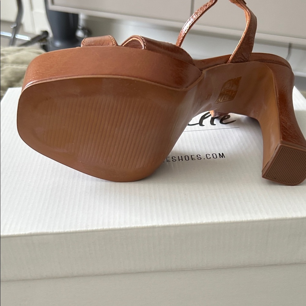 L'INTERVALLE Tan Platform Sandals - Picture 2 of 4